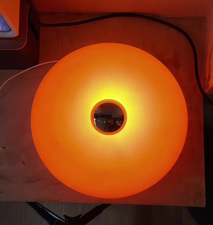 Luminária Donut em luz quente, frame em alta resolução do vídeo aprovado