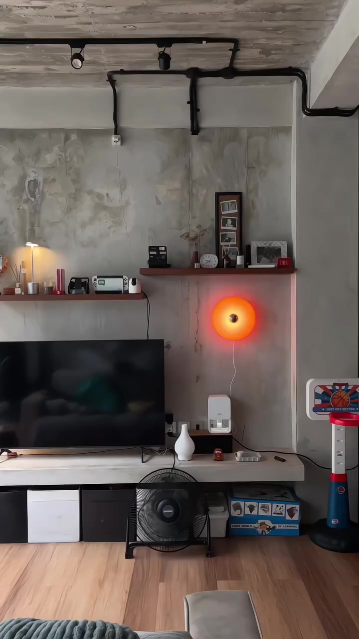 Luminária Donut instalada na parede criando um ponto de luz ambiente