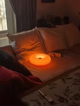 Luminária Donut em luz âmbar sobre sofá