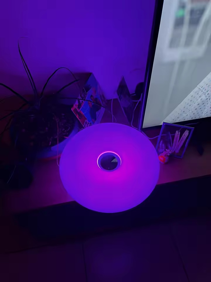 Luminária Donut em modo de luz roxa RGB