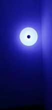 Foto anexada por L***n mostrando a Donut com luz azul e branca na parede